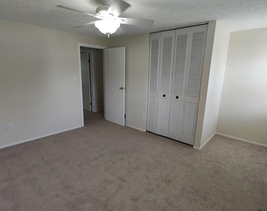 8638 Saxon Circle - Photo Thumbnail 22