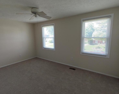 8638 Saxon Circle - Photo Thumbnail 15