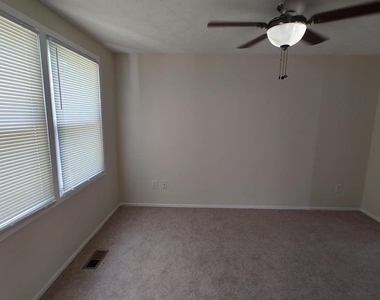 8638 Saxon Circle - Photo Thumbnail 11