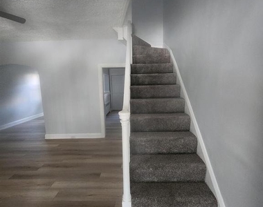 524 Beaumont Avenue - Photo Thumbnail 11
