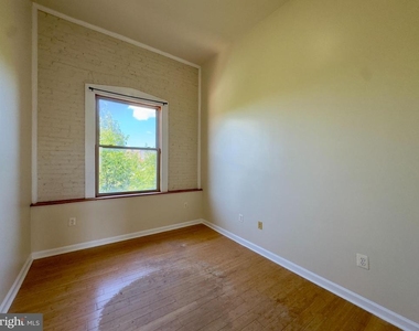 2401 Brookfield Avenue - Photo Thumbnail 3