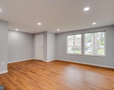1359 Raleigh Drive - Photo Thumbnail 5