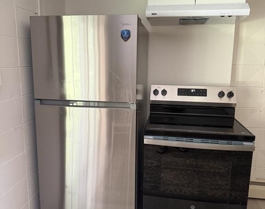 1004 Dixon Drive - Photo Thumbnail 3