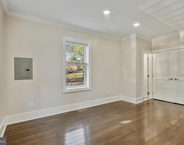 1100 Holbrook Terrace Ne - Photo Thumbnail 4