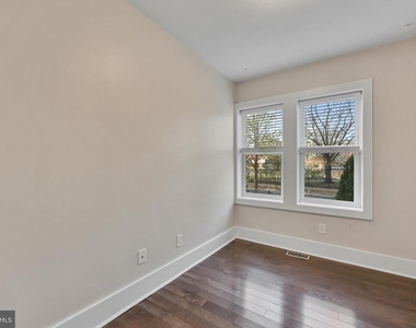 1100 Holbrook Terrace Ne - Photo Thumbnail 5