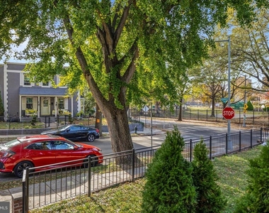 1100 Holbrook Terrace Ne - Photo Thumbnail 2