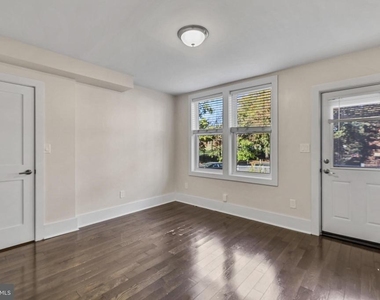 1100 Holbrook Terrace Ne - Photo Thumbnail 3