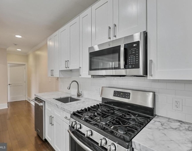1100 Holbrook Terrace Ne - Photo Thumbnail 8