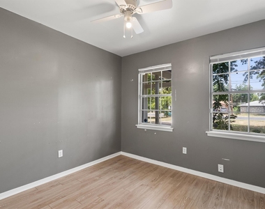 1182 Angelina St - Photo Thumbnail 15