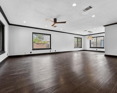 8409 Nairn Dr - Photo Thumbnail 4