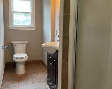 1402 Laurel St - Photo Thumbnail 3