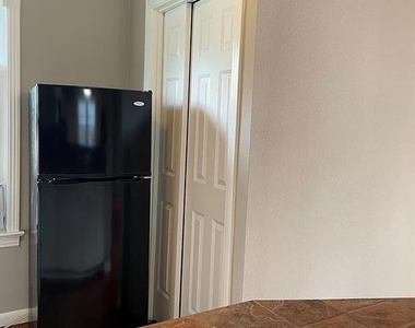 1402 Laurel St - Photo Thumbnail 5