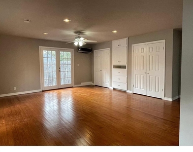 1402 Laurel St - Photo Thumbnail 2