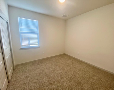 3117 Bragg Pl - Photo Thumbnail 9