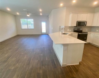 3117 Bragg Pl - Photo Thumbnail 4