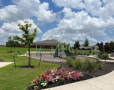 1015 Vista View Dr - Photo Thumbnail 16