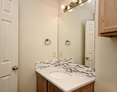 511 Cutty Trl - Photo Thumbnail 12