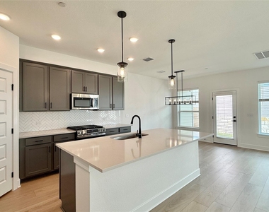 1016 Brickell Loop - Photo Thumbnail 6