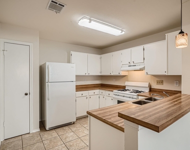 5937 Nw Kevin Kelly Pl - Photo Thumbnail 3