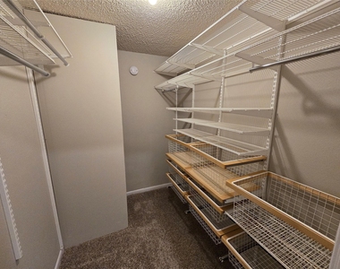 402 Greenwood Dr - Photo Thumbnail 23