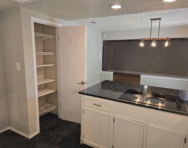 402 Greenwood Dr - Photo Thumbnail 10