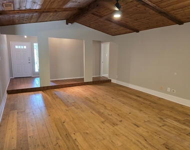 402 Greenwood Dr - Photo Thumbnail 6