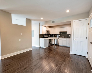 935 La Posada Dr - Photo Thumbnail 11