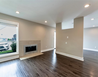 935 La Posada Dr - Photo Thumbnail 3