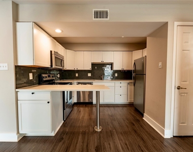 935 La Posada Dr - Photo Thumbnail 5