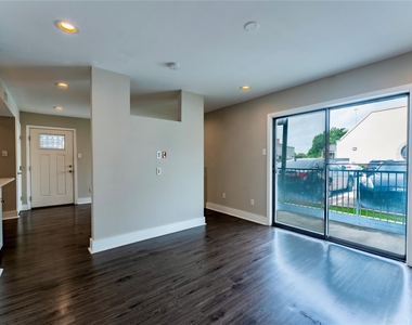 935 La Posada Dr - Photo Thumbnail 15