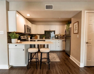 935 La Posada Dr - Photo Thumbnail 4
