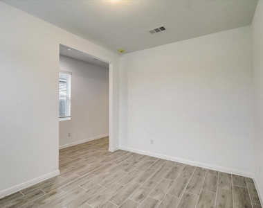 117 Lacey Oak Loop - Photo Thumbnail 6