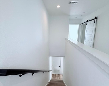 1417 Kramer Ln - Photo Thumbnail 8