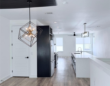 1417 Kramer Ln - Photo Thumbnail 20