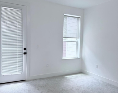 1417 Kramer Ln - Photo Thumbnail 2