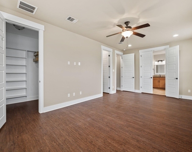 1704 Cedar Bend Dr - Photo Thumbnail 13