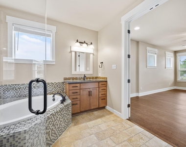1704 Cedar Bend Dr - Photo Thumbnail 17