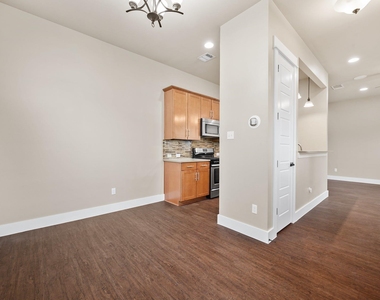 1704 Cedar Bend Dr - Photo Thumbnail 9