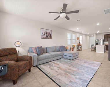 329 Serpens St - Photo Thumbnail 7