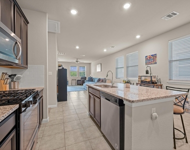 329 Serpens St - Photo Thumbnail 5
