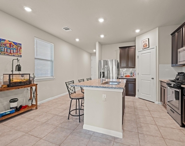 329 Serpens St - Photo Thumbnail 4