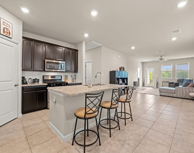 329 Serpens St - Photo Thumbnail 3