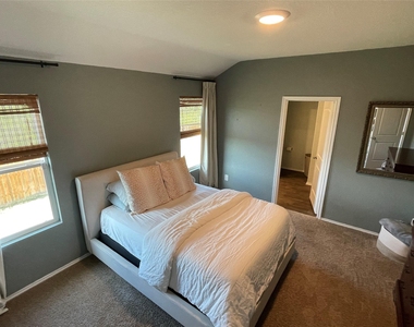 125 Calgary Ln - Photo Thumbnail 13