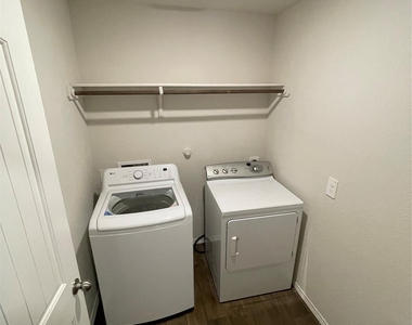 125 Calgary Ln - Photo Thumbnail 12