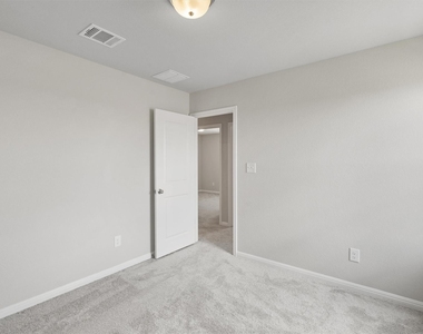 209 Golden Plains Pkwy - Photo Thumbnail 7