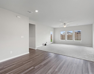 209 Golden Plains Pkwy - Photo Thumbnail 15