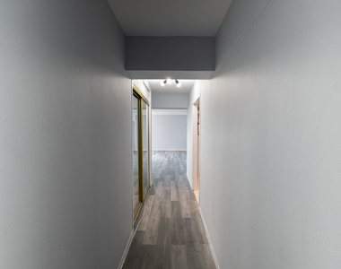 7337 S South Shore Drive - Photo Thumbnail 4