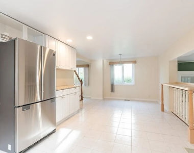 919 Greenwood Avenue - Photo Thumbnail 4