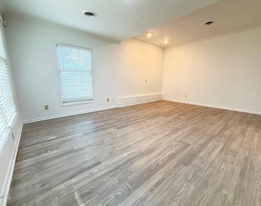 1421-a Lynn Road - Photo Thumbnail 4