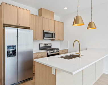 1313 W Taylor Street - Photo Thumbnail 4